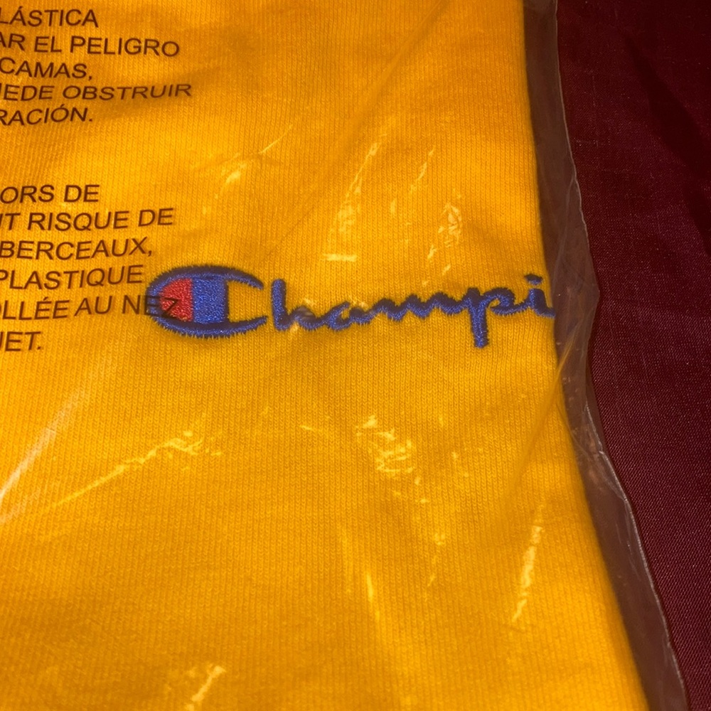 Yellow champion 💖T-shirt 💖men’s or women’s💖 extra-large🥰